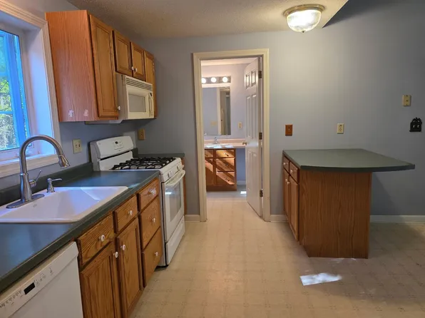7 Rainbow Drive, Londonderry, NH 03053