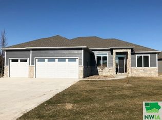 357 Riviera Cir, Dakota Dunes, SD 57049