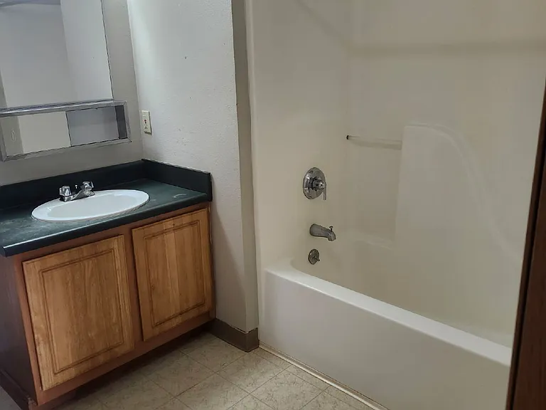 410 13th Ave NW #16 — Photo 6