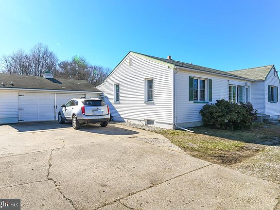 3rd image of 1261 N Tuckahoe Rd