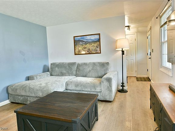 5th image of 94 Camrose Dr