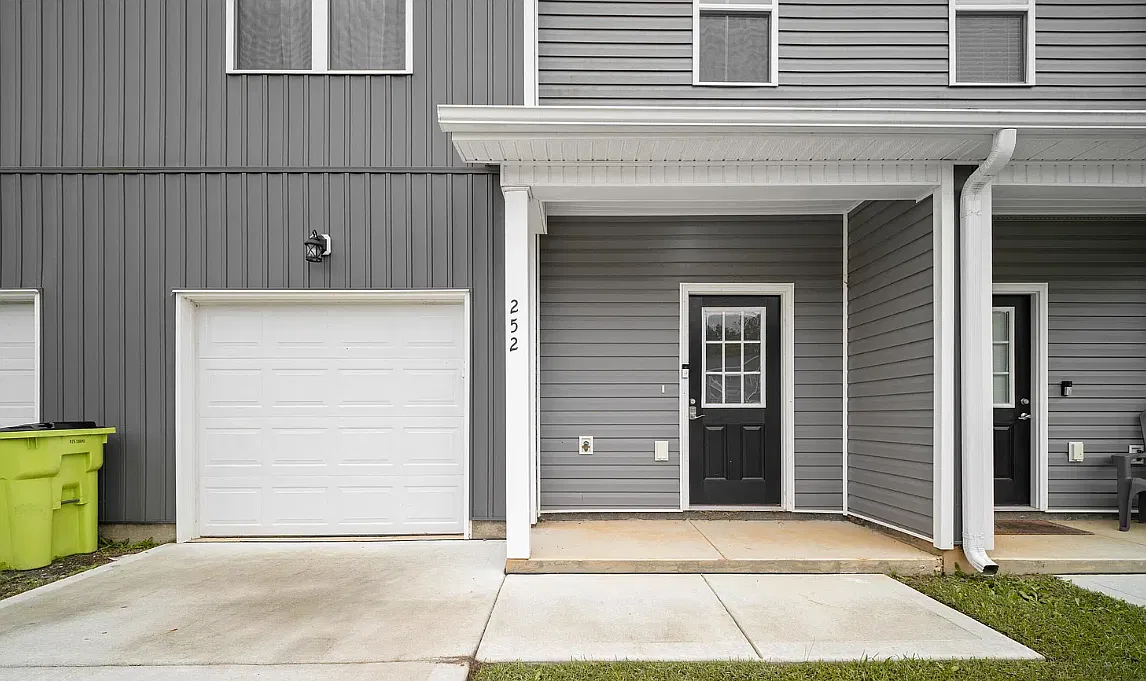 3 bed, 2.5 bath, 1290 sqft, $650 — Photo 2
