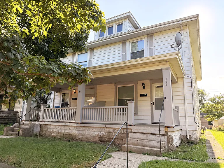 Well-maintained Double with Small Yard — Photo 4