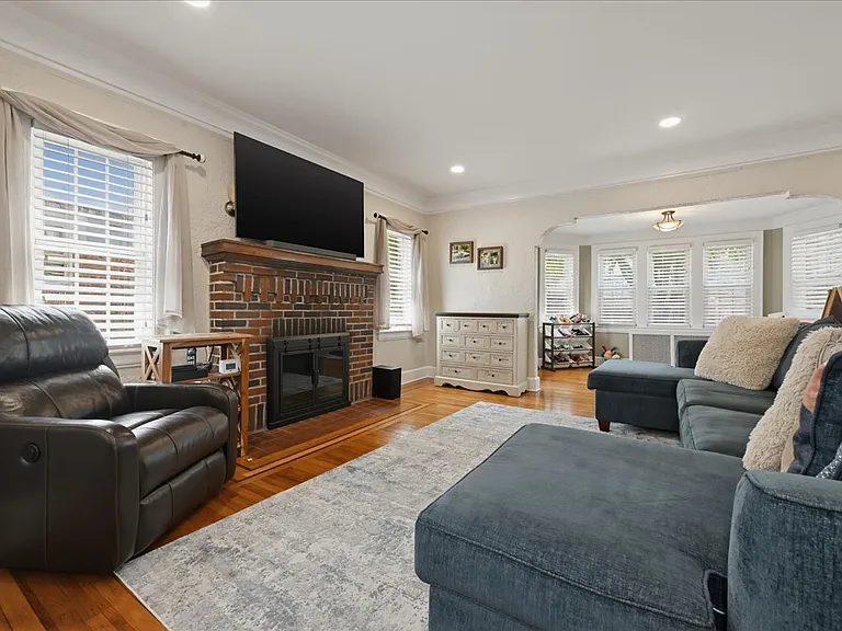 38-11 205th St #SINGLE-FAMIL — Photo 6