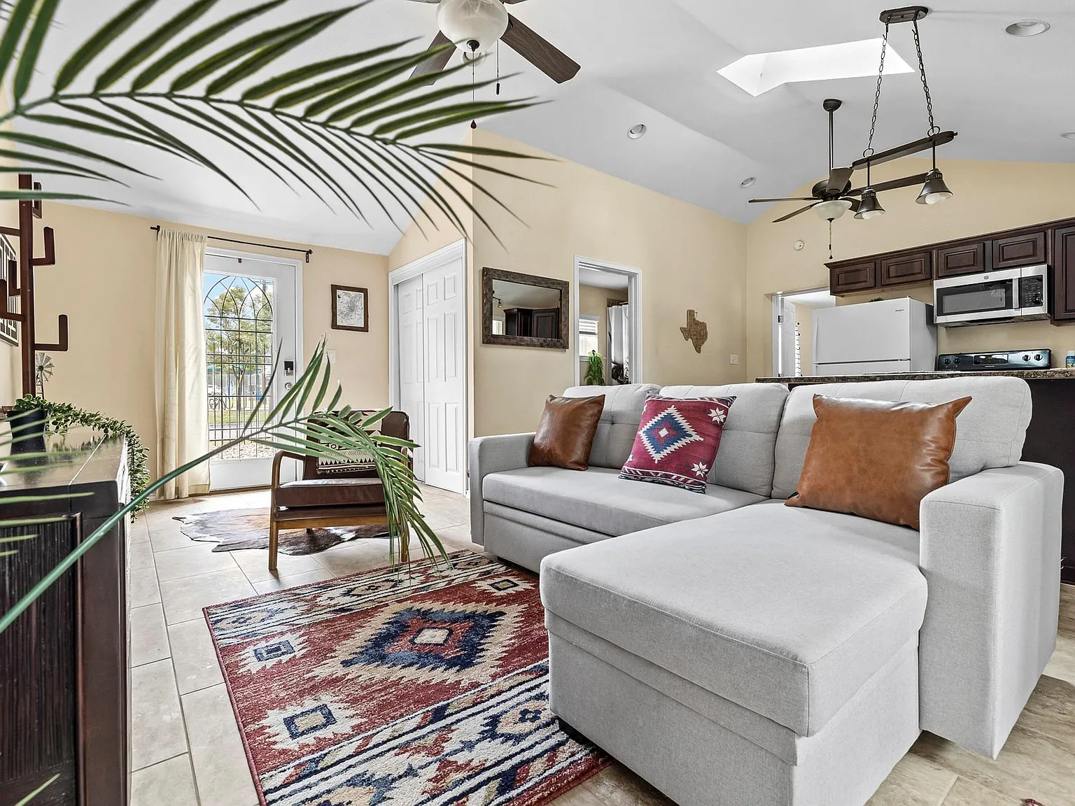 1 bed, 1.0 bath, 675 sqft, $2,100 — Photo 2
