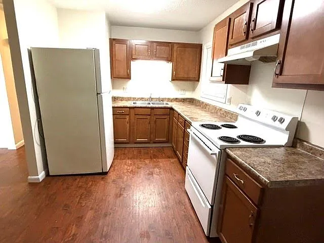 3 bed, 1.0 bath, 1136 sqft, $1,200 — Photo 3