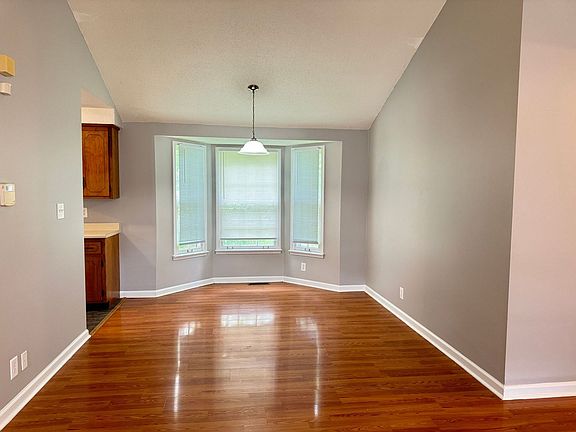 3rd image of 552 Lorie Ln
