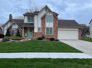 5122 Crowfoot Dr, Troy, MI 48085