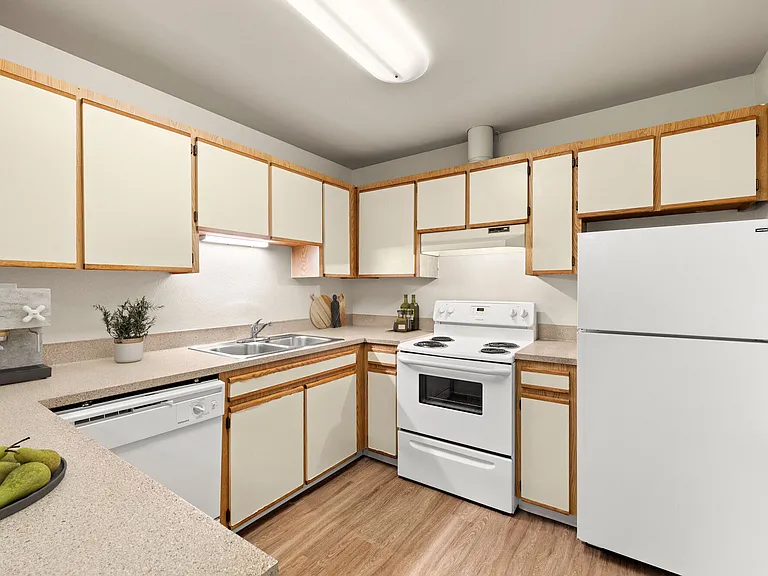 Lake Crest Apartments — Photo 6