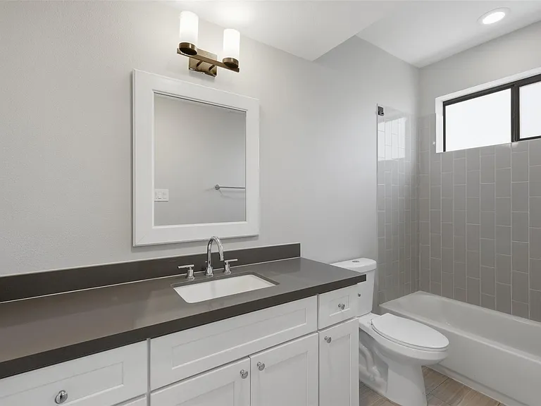 2403 Everett St #A — Photo 6