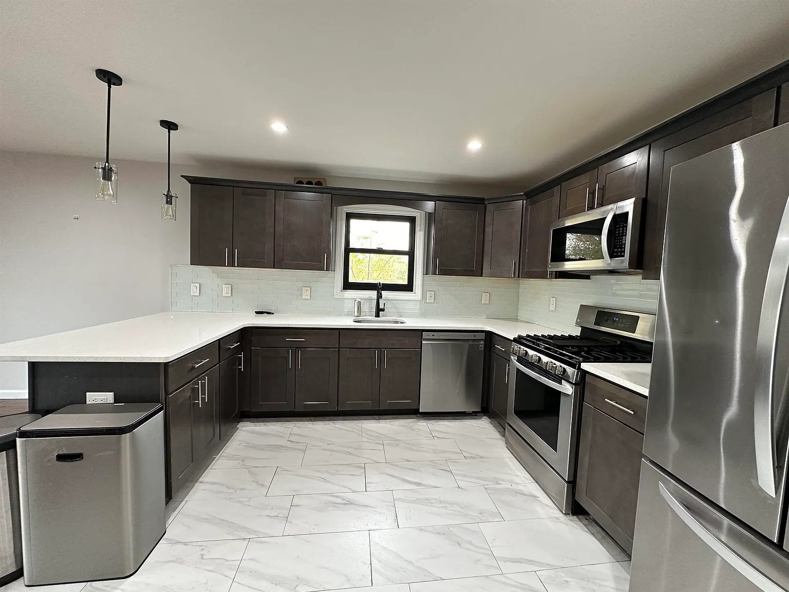 3 bed, 2.0 bath, 1300 sqft, $3,500 — Photo 3