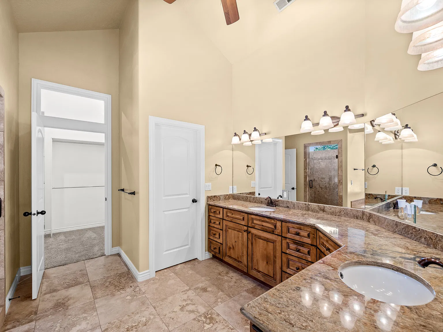 6 bed, 4703 sqft, $5,200 — Photo 4