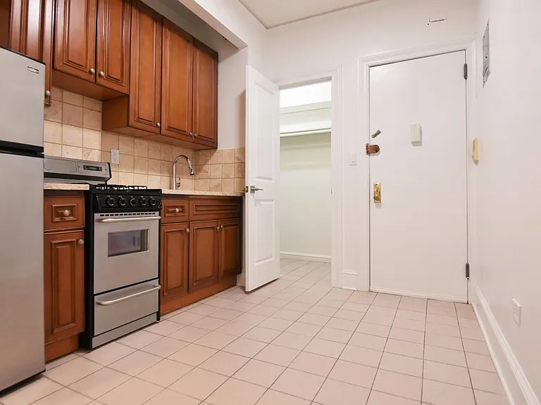 104 Riverside Dr #3C — Photo 2