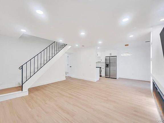 5th image of 6 Amesworth Court