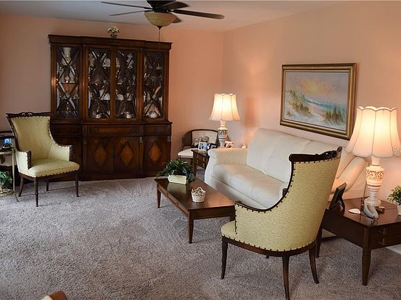 4th image of 1579 Greenlea Dr APT 4