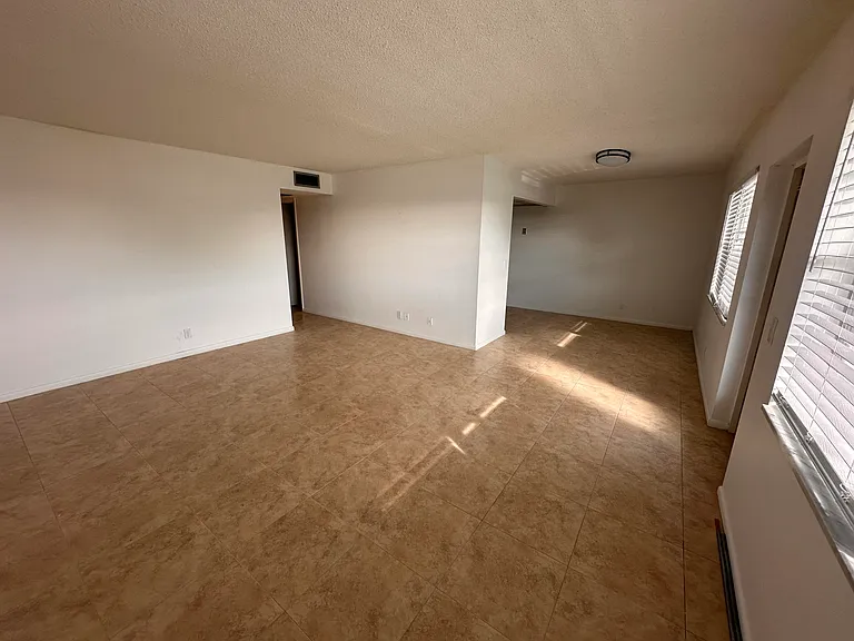 163 Somerset Cres #H — Photo 3