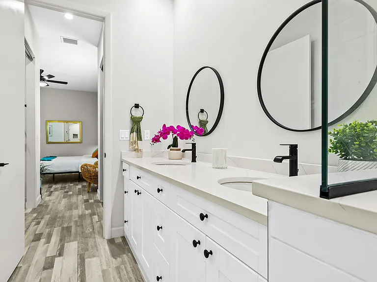 2420 Valentine St — Photo 10