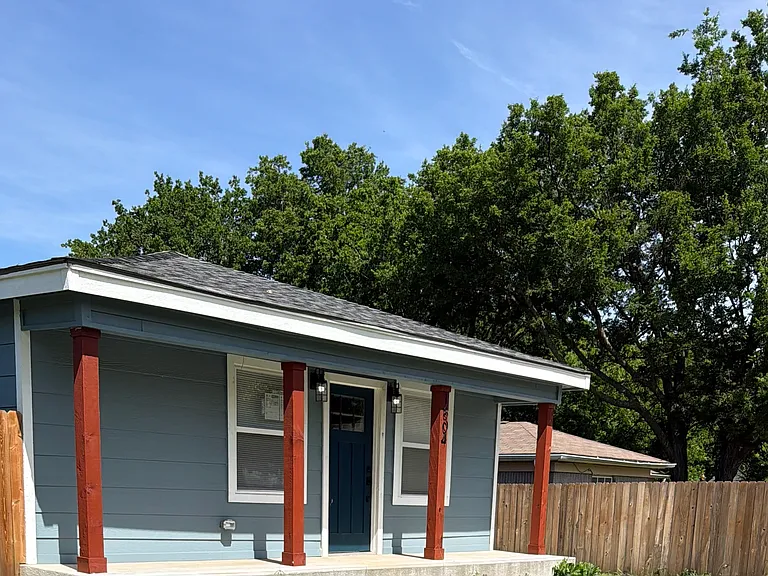 N Saint Louis Ave — Photo 1