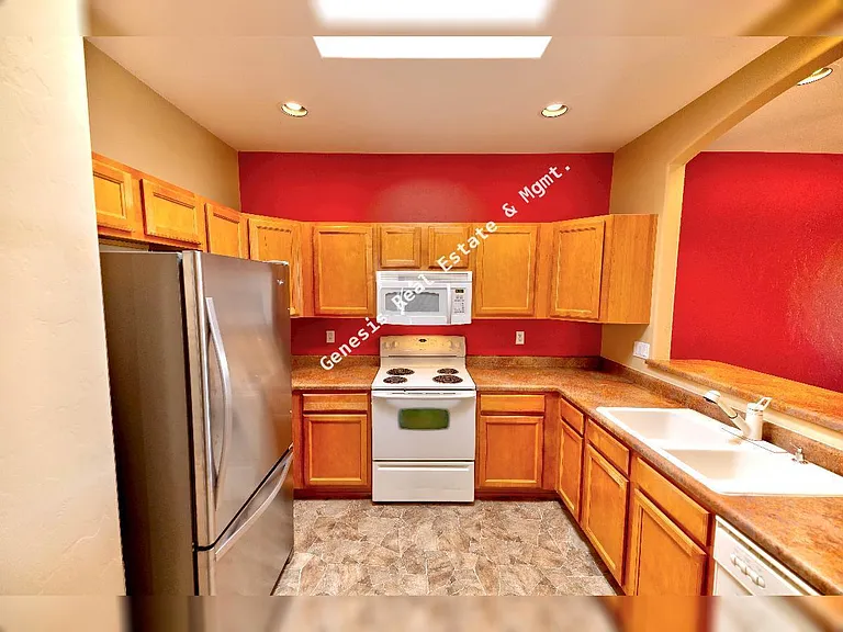 606 W Woodfield Ct — Photo 2