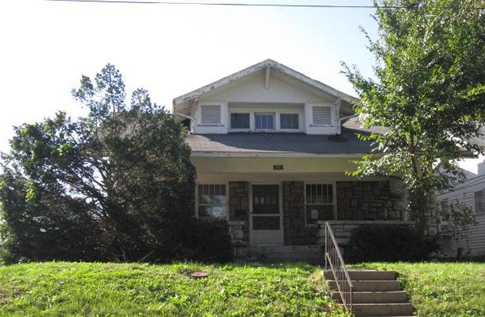1st image of 1027 W White Oak Ave
