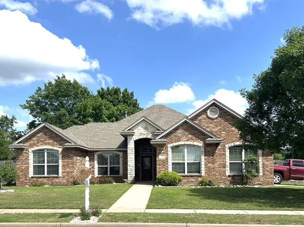 710 Wolf Creek Dr, Cleburne, TX 76033