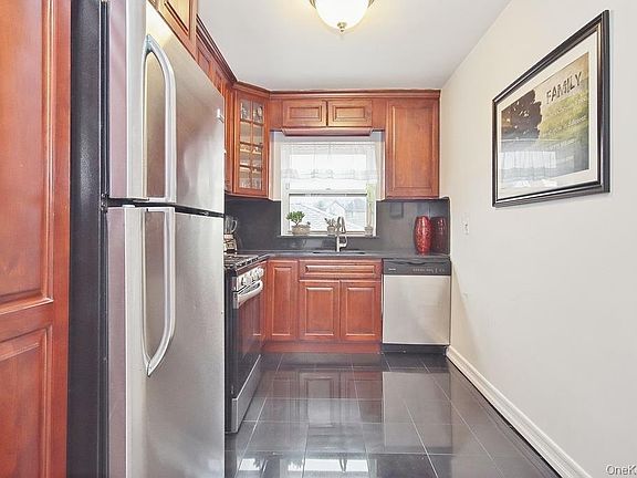 3rd image of 485 WEBSTER Avenue #A3