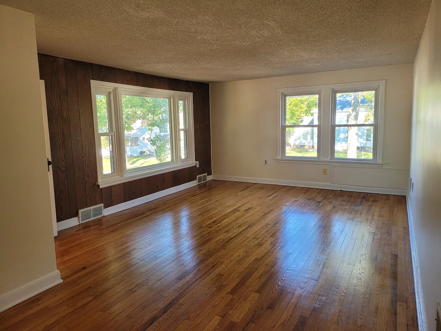 1305 Jefferson Court - 2 — Photo 2