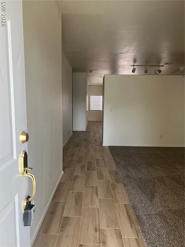3 bed, 2.0 bath, 1470 sqft, $2,000 — Photo 2
