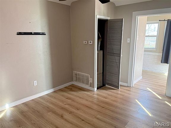 5th image of 217 W Arlee Ave