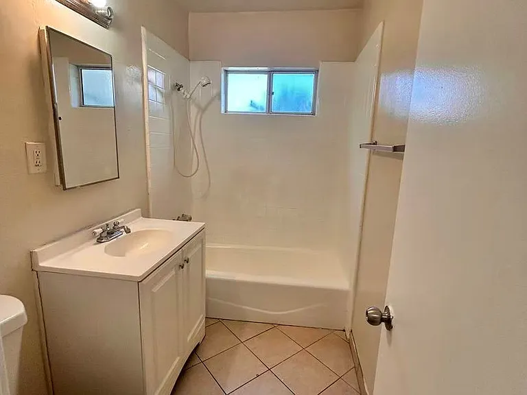 7642 Vineland Ave — Photo 9