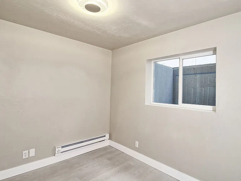 915 Grand Ave #BASEMENT — Photo 4