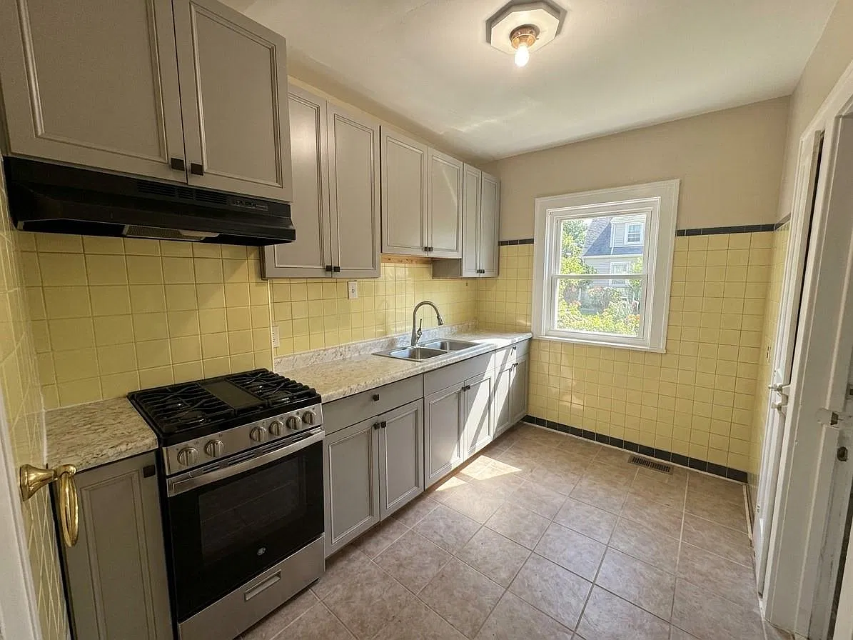 2 bed, 1.0 bath, 1824 sqft, $1,375 — Photo 4