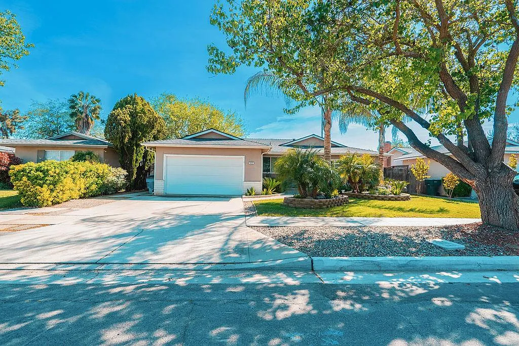 1431 E Paul Ave photo 1