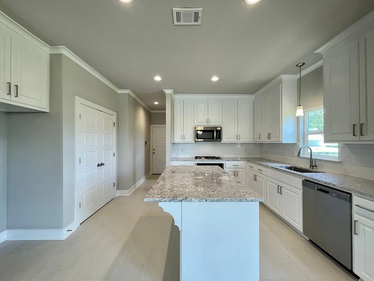 4 Bed 3 Bath in Southhaven! — Photo 4