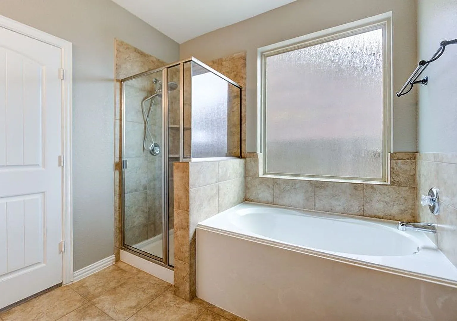 4 bed, 2369 sqft, $2,700 — Photo 4