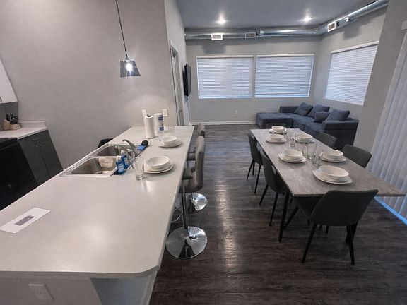 4th image of 927 8th St APT 403