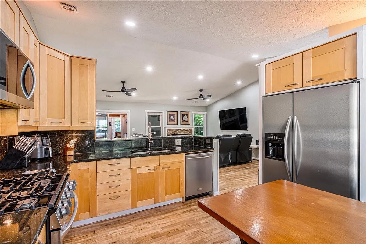 3 bed, 1700 sqft, $2,500 — Photo 4