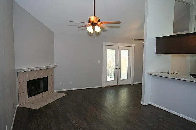 105 Maplewood Dr #D — Photo 2