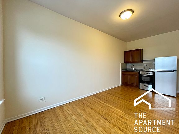 2nd image of 2712 N Milwaukee Ave APT 302