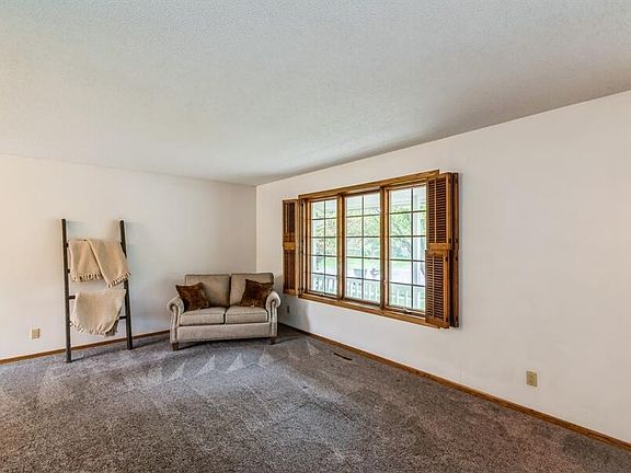4th image of 1011 Oklahoma Dr