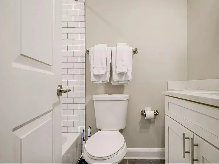 1013 E St SE #4 — Photo 5