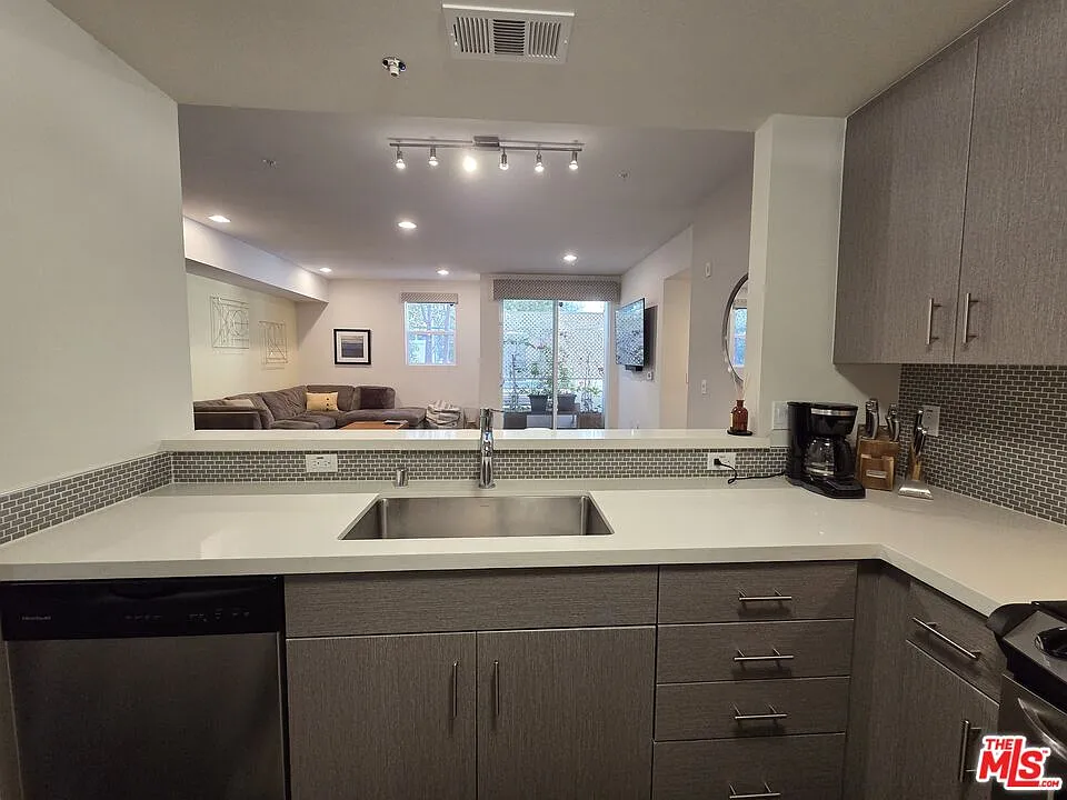 3 bed, 2.0 bath, 1370 sqft, $3,700 — Photo 3