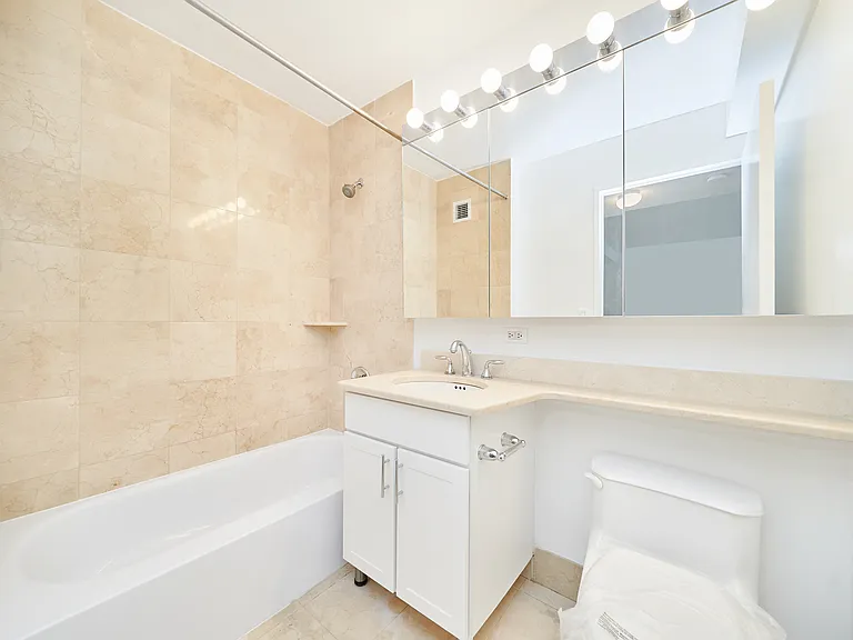160 Riverside Blvd #14G — Photo 11