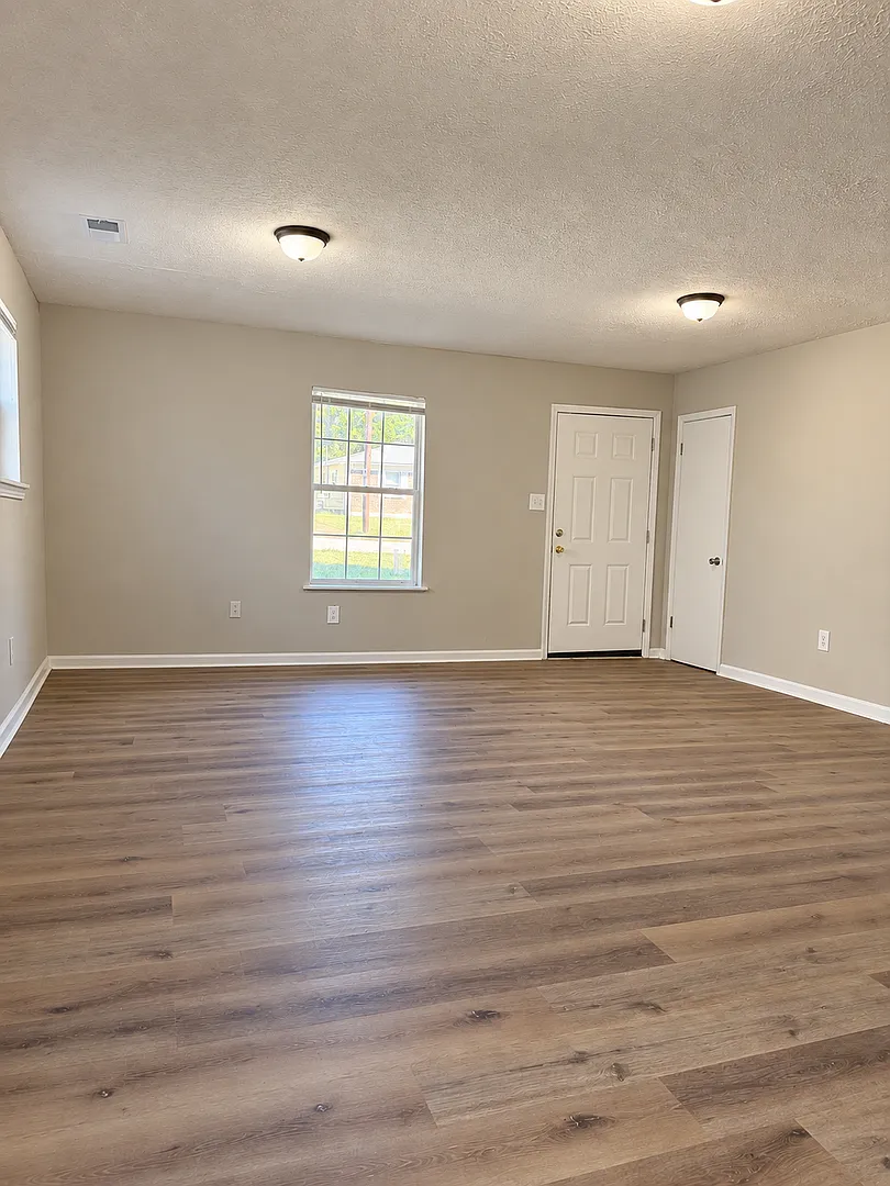 Welcome to this cozy, well-maintained single-family home located in a quiet Jackson neighborhood. — Photo 2