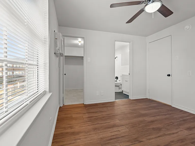 521 W Houston St #521 — Photo 3