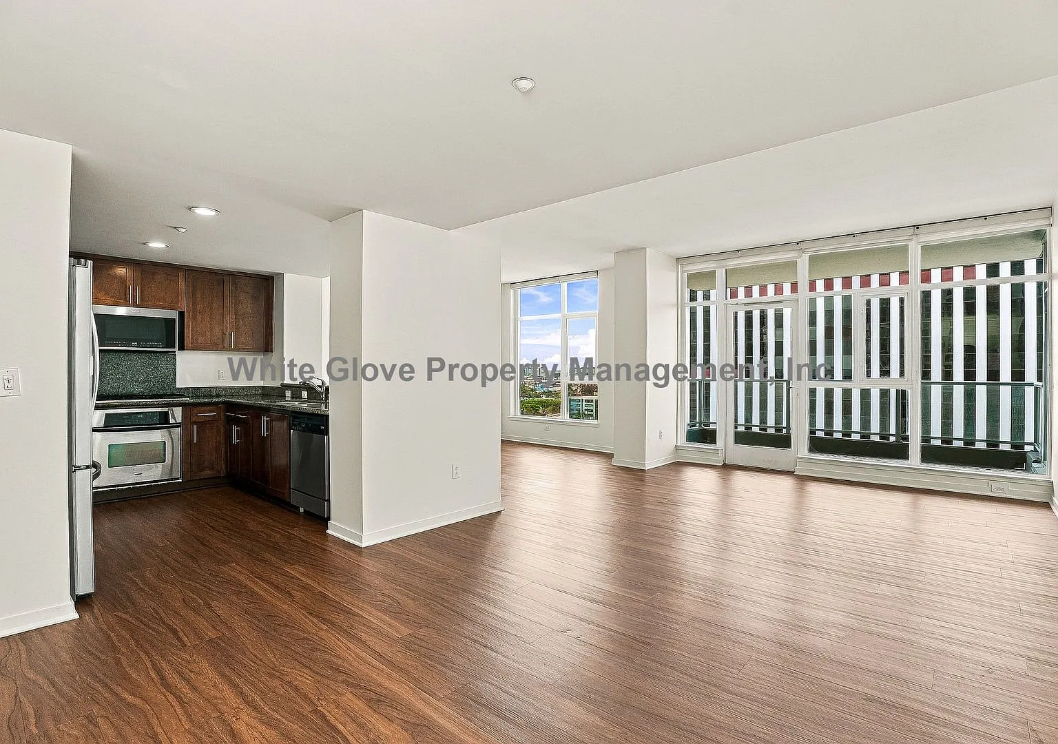 Beautiful 2 Bedroom Apartment in Long Beach High Rise Resort Style Building — Photo 3