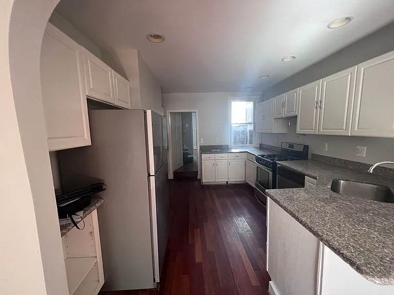 2104 Bank St — Photo 10