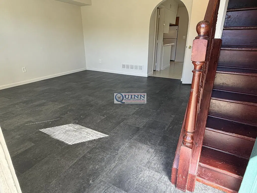 327 Willow Drive — Photo 3