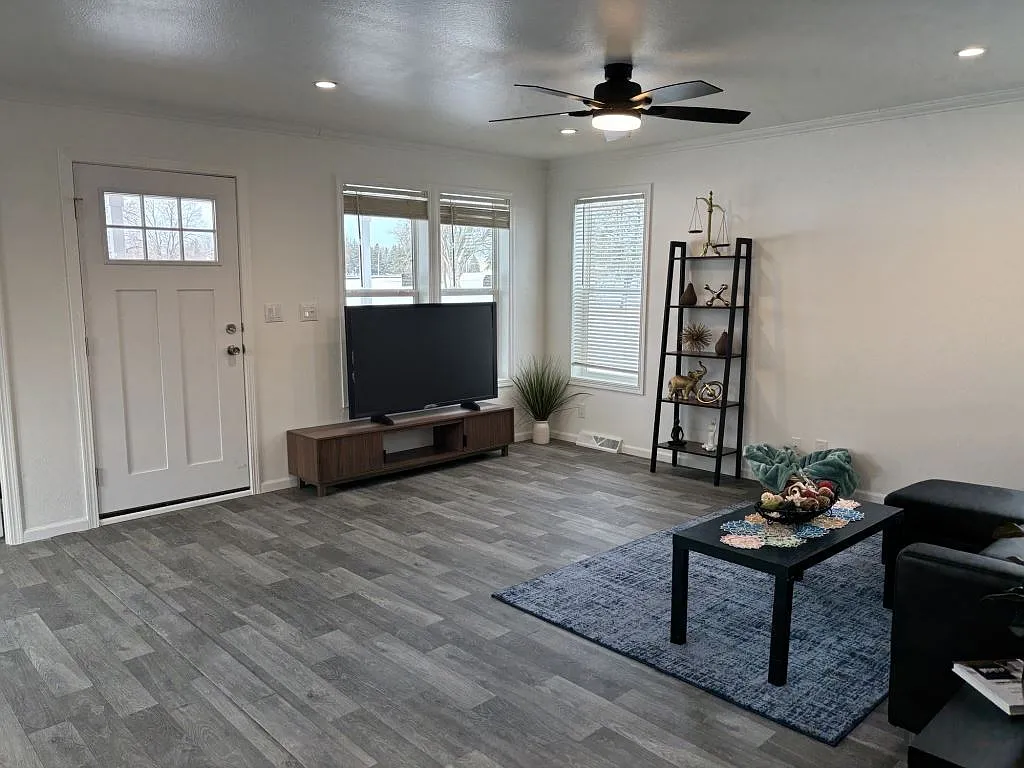 3 bed, 2.5 bath, 1460 sqft, $2,050 — Photo 2