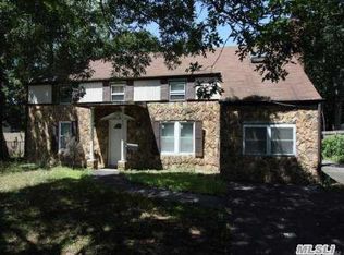 26 Lurcott Ln, Central Islip, NY 11722